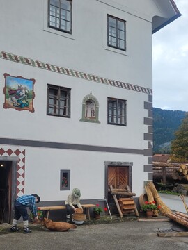 Prireditev DEKD pri Juvanovi hiši